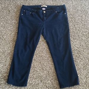 No Boundaries 
Dark Wash
Capri Pants